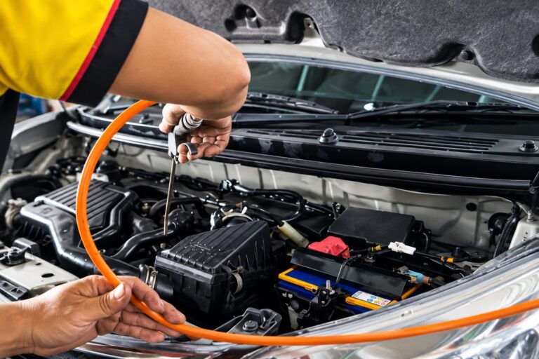 Mesin Kotor Bikin Performa Turun? Ini Bengkel Cuci Mesin Mobil Surabaya!